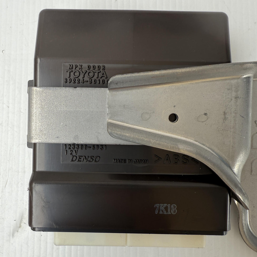 -
  
  Lexus
  GS300
  
  Right Rear Door Control Module
  8922430100