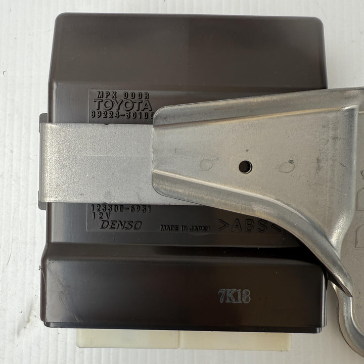 -
  
  Lexus
  GS300
  
  Right Rear Door Control Module
  8922430100