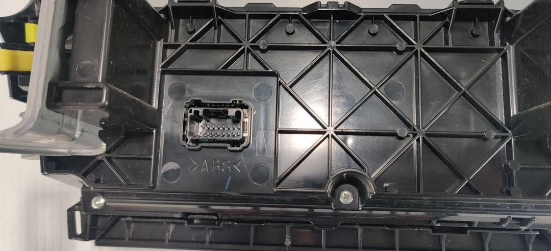 2015 -
  2017
  Toyota
  Camry
  Atara SL
  Stereo Head Unit
  8610006422