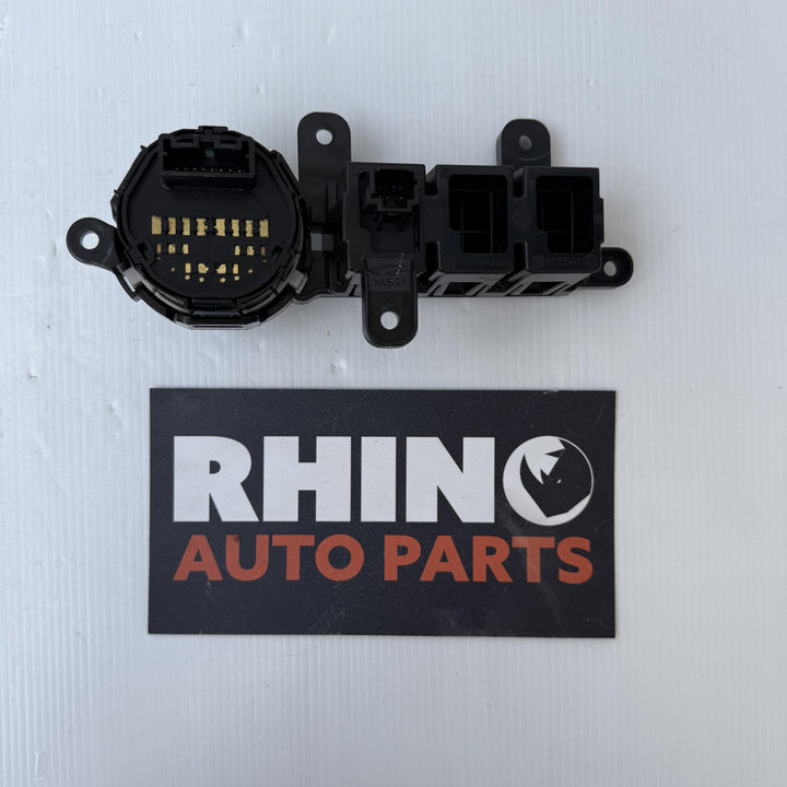 2015 -
  2021
  Nissan
  Navara
  ST
  4WD Engagement Switch