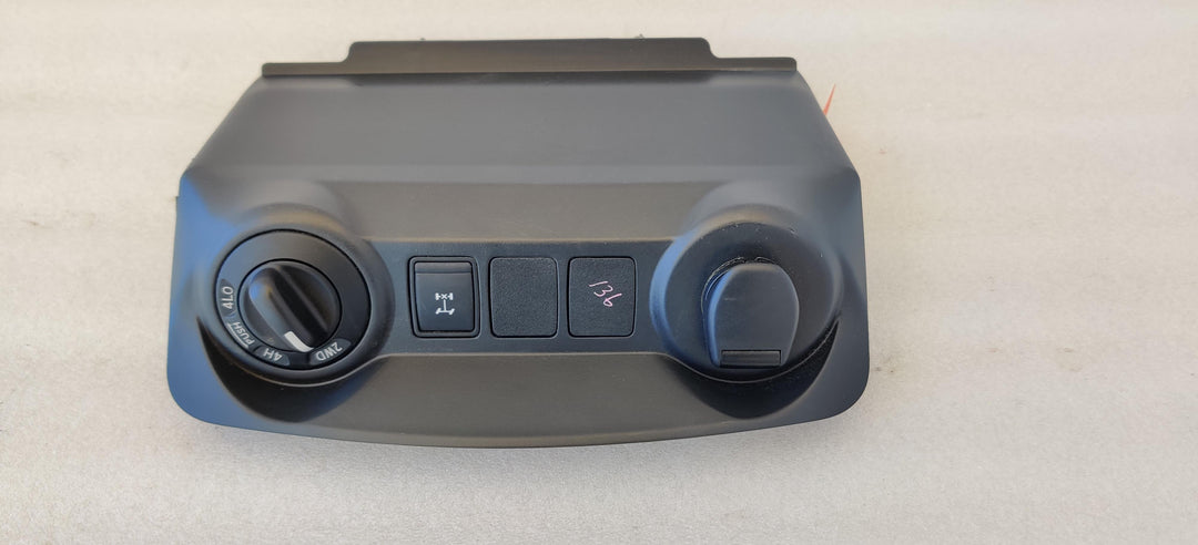 2015 -
  2025
  Nissan
  Navara
  
  4WD Engagement Switch
  682464JA0A