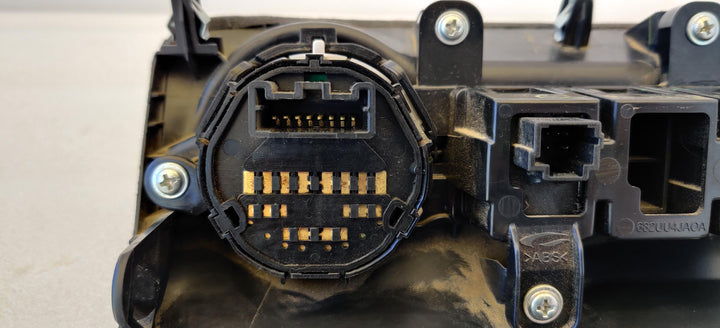 2015 -
  2025
  Nissan
  Navara
  
  4WD Engagement Switch
  682464JA0A