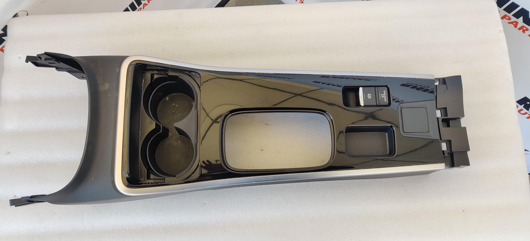 2017 -
  2021
  Mitsubishi
  Outlander
  Black Edition
  Centre Console