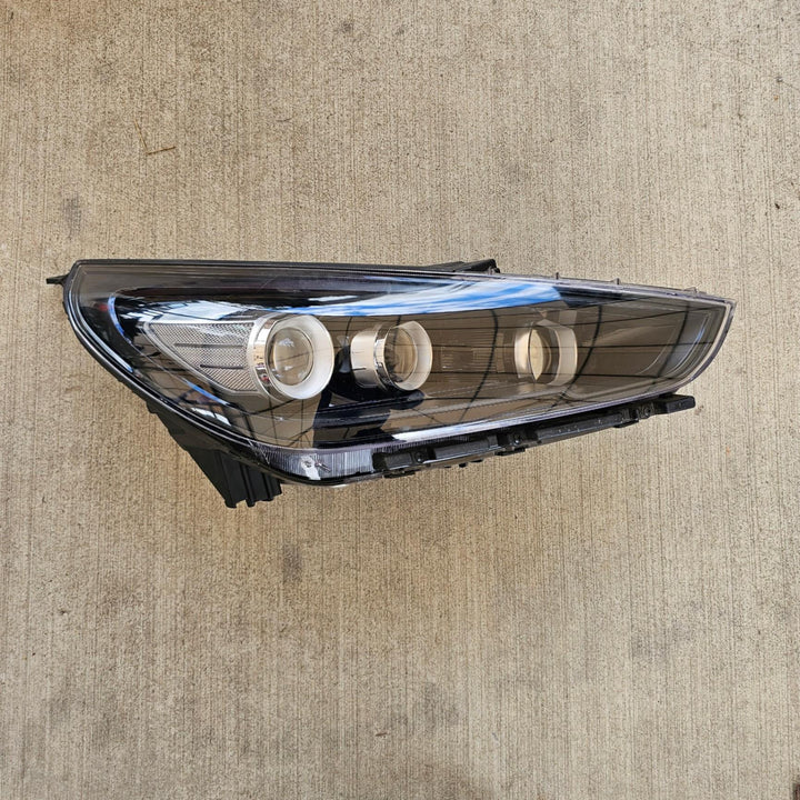 2023 Hyundai i30 - Right Headlight PN: 92190G3200