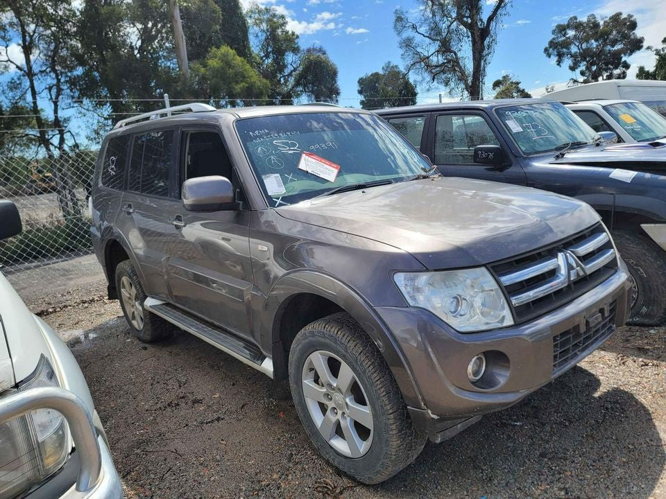2006 -
  2018
  Mitsubishi
  Pajero
  GLX
  Left Door Mirror