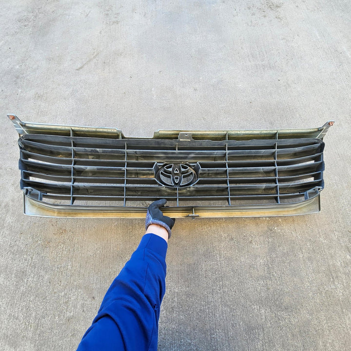 2002-2005 Toyota Land Cruiser Radiator Grille