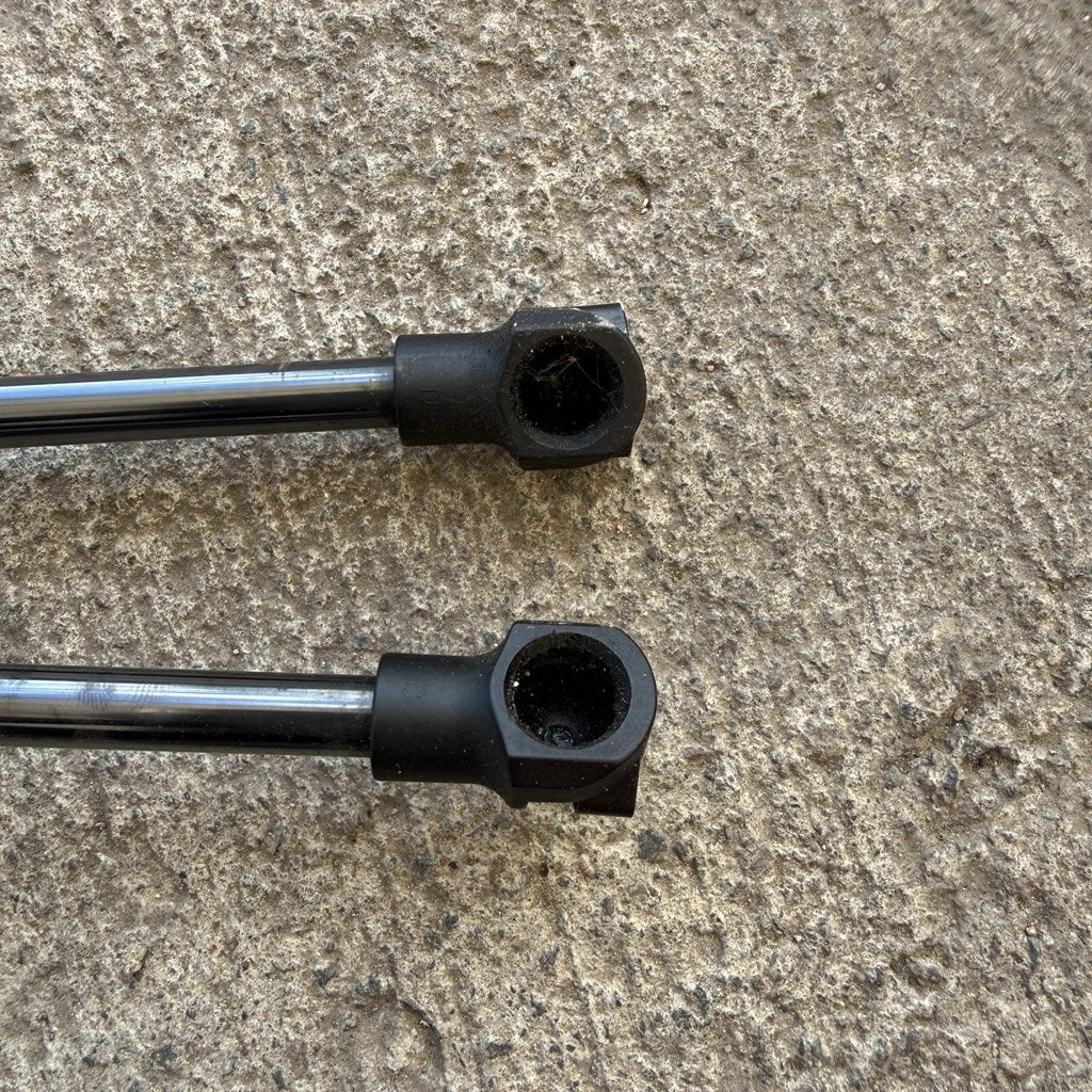 2020 Mitsubishi Outlander III ZL - Hatch Strut