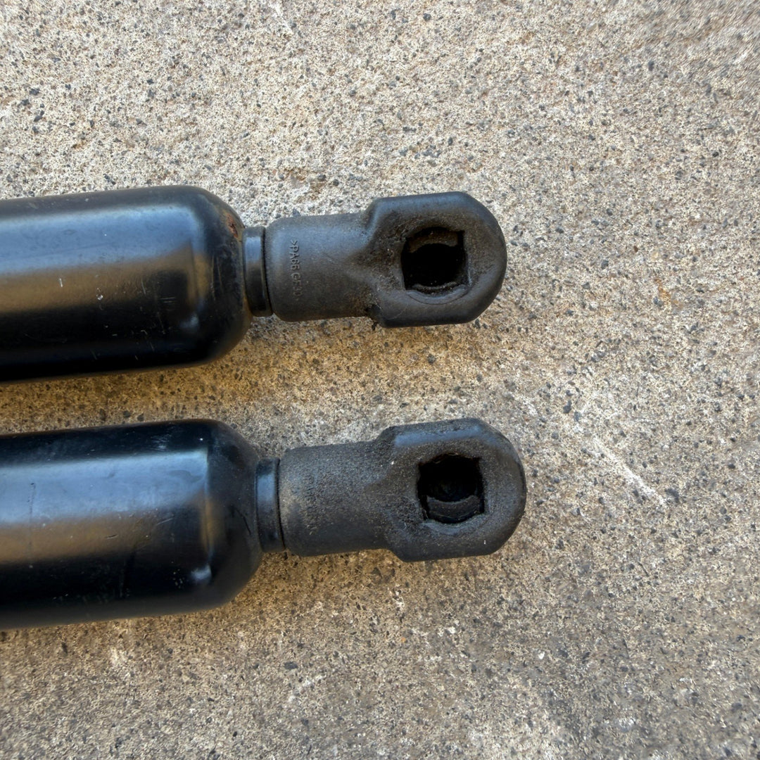 2021 Toyota Hiace - Hatch Strut