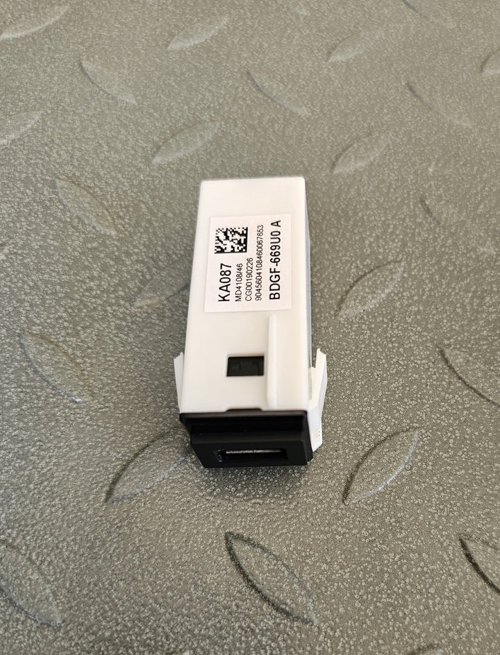 2019 Mazda Mazda3 BP JM0BP2HLA01103327 - USB Charger Port PN: BDGF669U0A