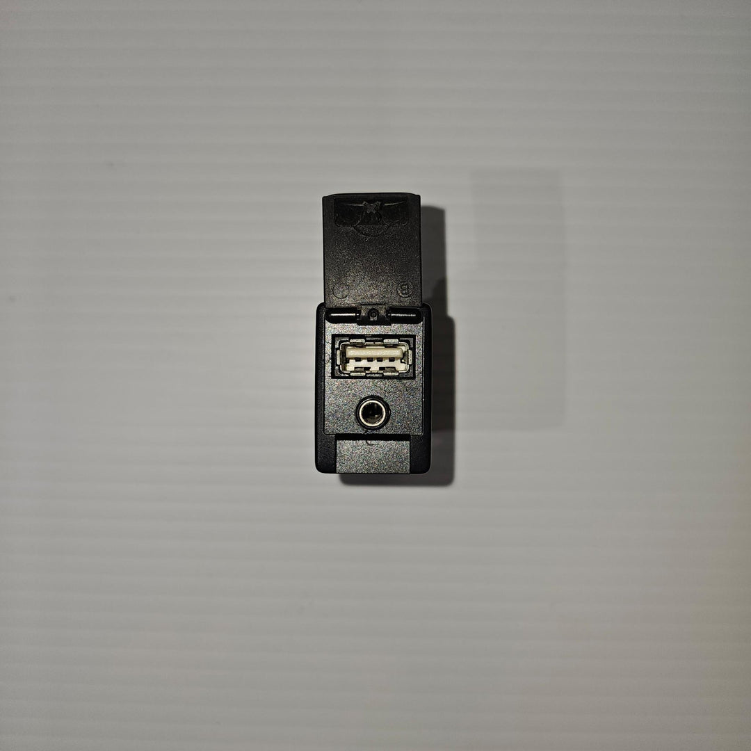 2012-2018 Toyota RAV4 GXL USB/Auxiliary Port