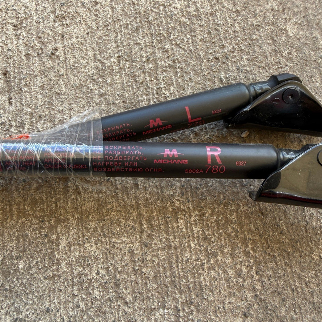 2020 Mitsubishi Outlander III ZL - Hatch Strut