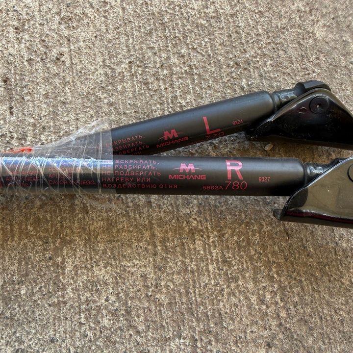 2020 Mitsubishi Outlander III ZL - Hatch Strut