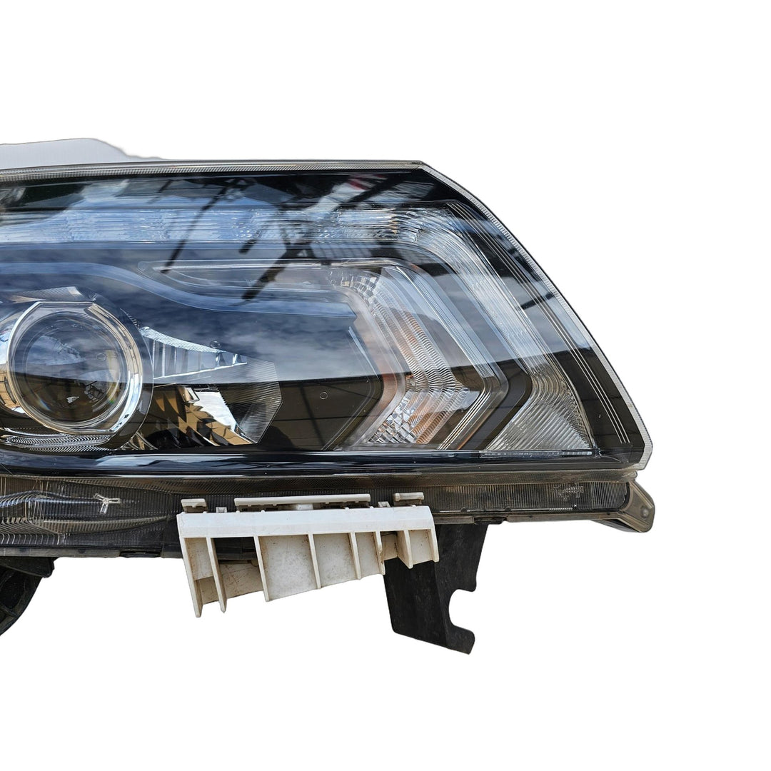 2020 Nissan NP300 Navara - Right Headlight PN: HASA01720541